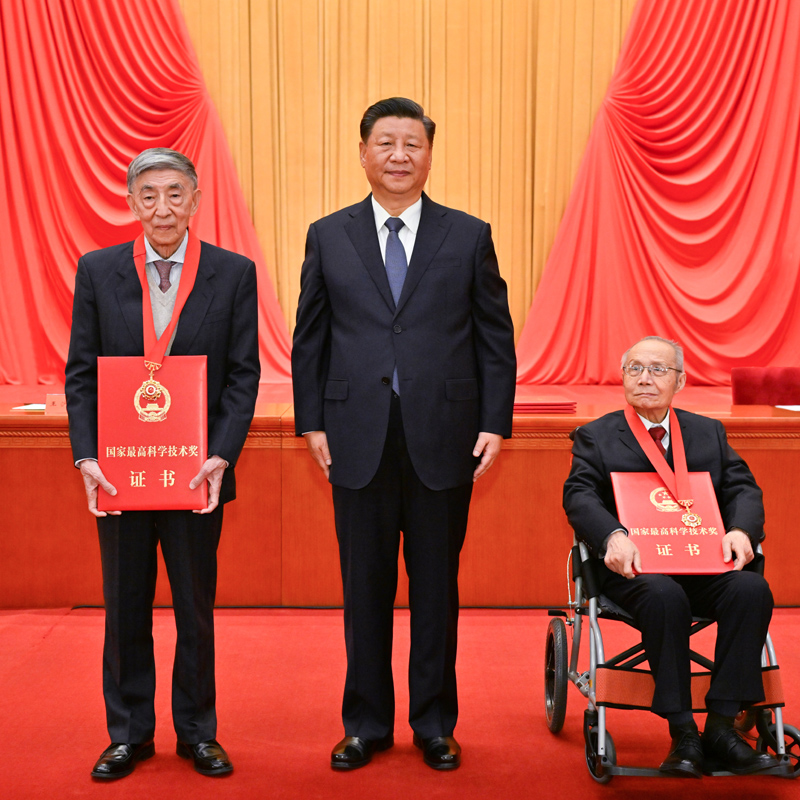 　　11月3日，2020年度国家科学技术奖励大会在北京人民大会堂隆重举行。中共中央总书记、国家主席、中央军委主席习近平向获得2020年度国家最高科学技术奖的中国航空工业集团有限公司顾诵芬院士（右）和清华大学王大中院士（左）颁奖。新华社记者 李学仁 摄