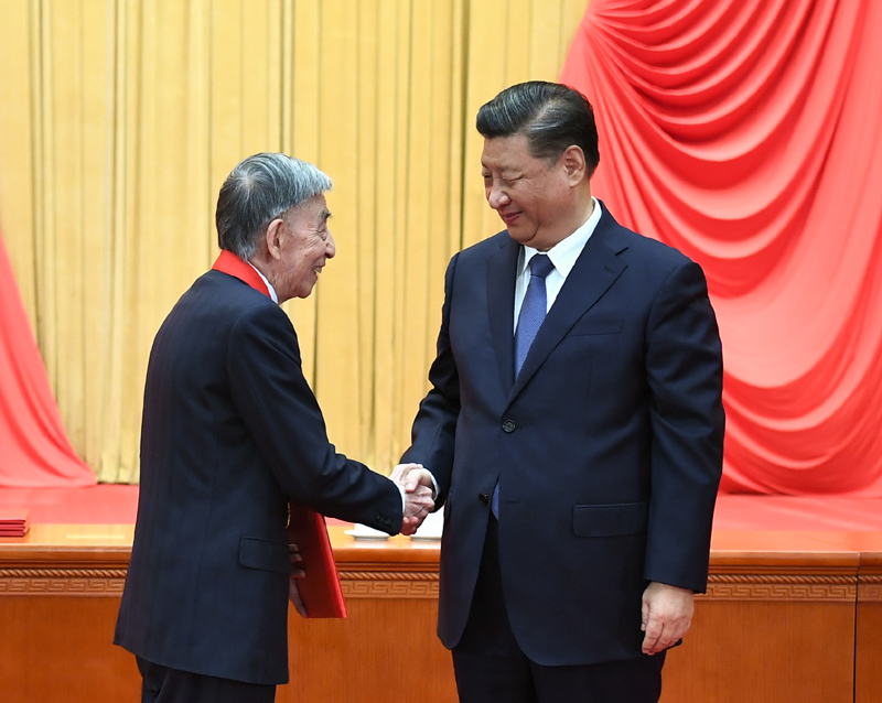 　　11月3日，2020年度国家科学技术奖励大会在北京人民大会堂隆重举行。中共中央总书记、国家主席、中央军委主席习近平向获得2020年度国家最高科学技术奖的清华大学王大中院士颁奖。新华社记者 谢环驰 摄