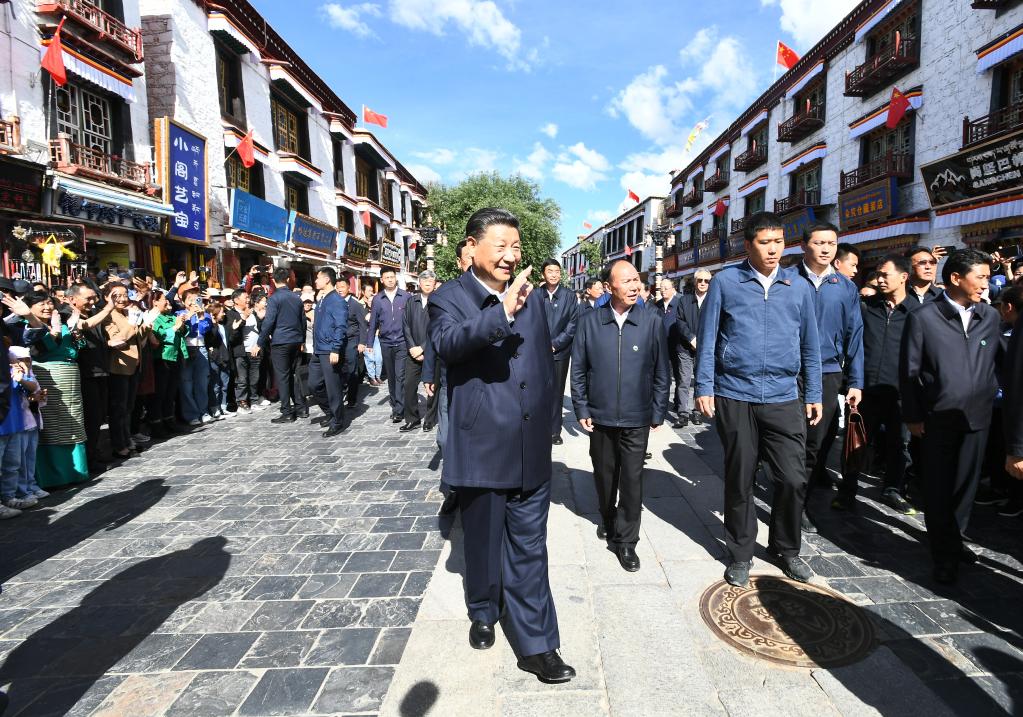 　　2021年7月22日下午，习近平在考察位于拉萨市老城区的八廓街时，向各族群众挥手致意。新华社记者 谢环驰 摄
