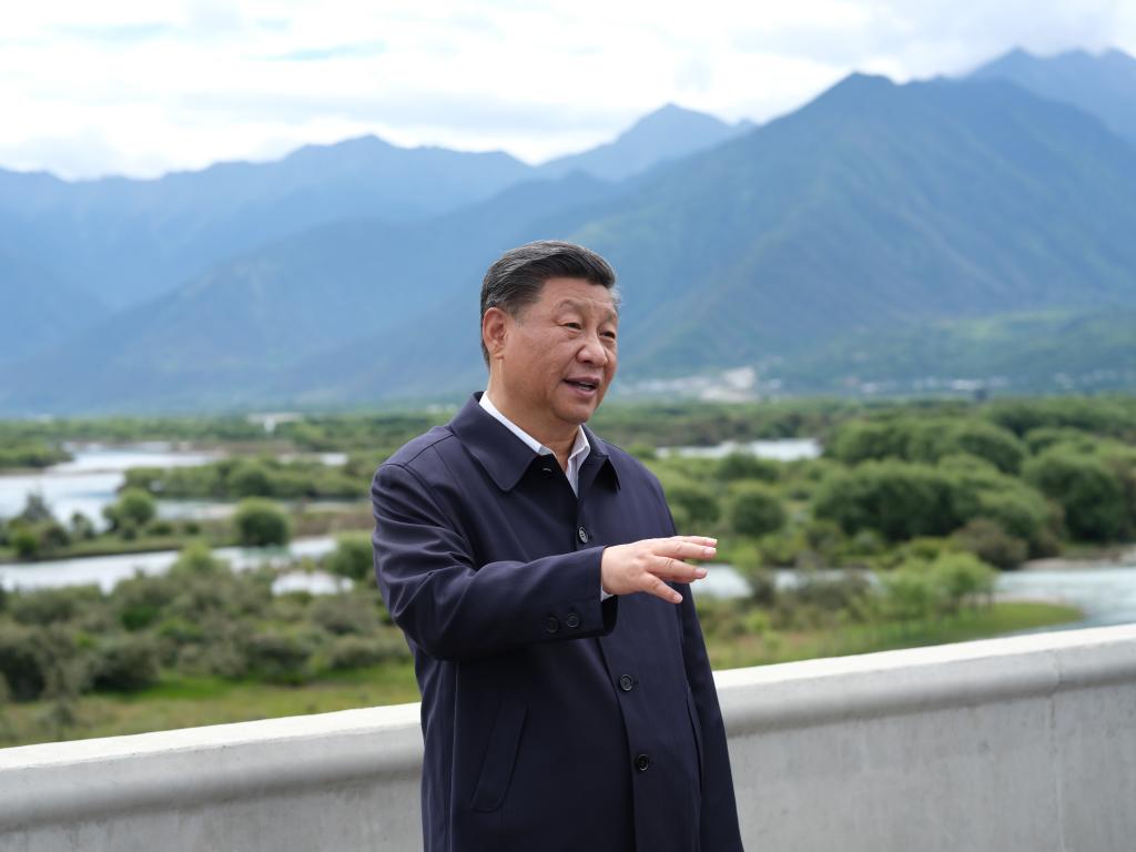 　　2021年7月21日上午，习近平在林芝尼洋河大桥考察雅尼湿地。新华社记者 李学仁 摄