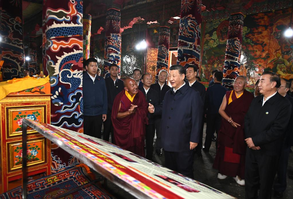 　　2021年7月22日下午，习近平在位于拉萨西郊的哲蚌寺察看措钦大殿。新华社记者 谢环驰 摄